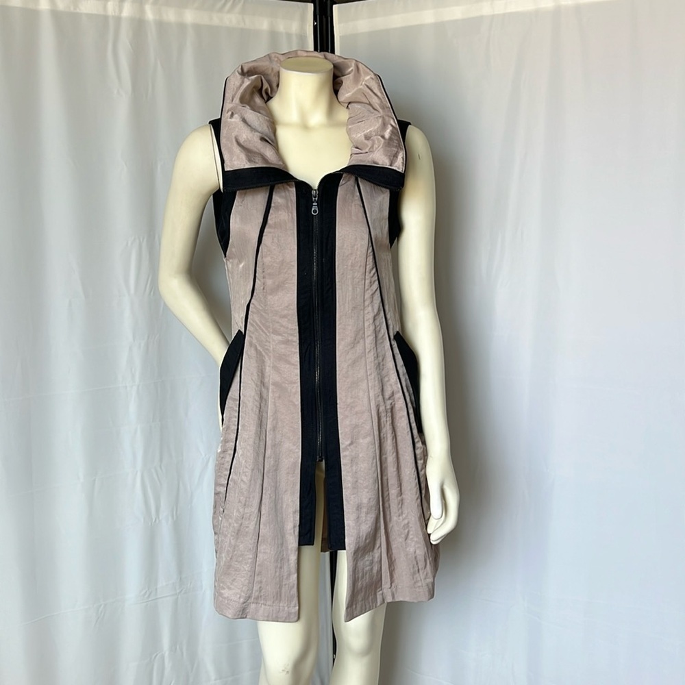 Design Today: Elegant Women's Sleeveless Tunic with Zipper Detail